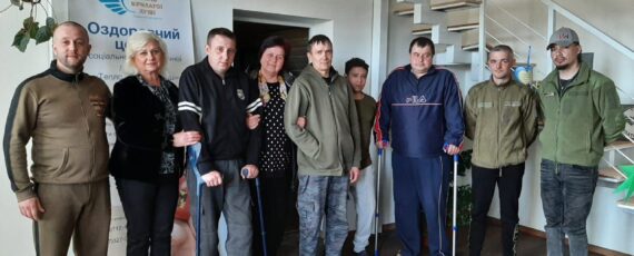 З турботою про героїв: працівники військової адміністрації провідали поранених захисників